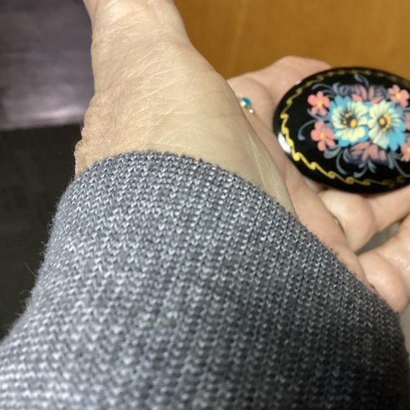 Hand painted vintage brooches set of two - Picture 5 of 10